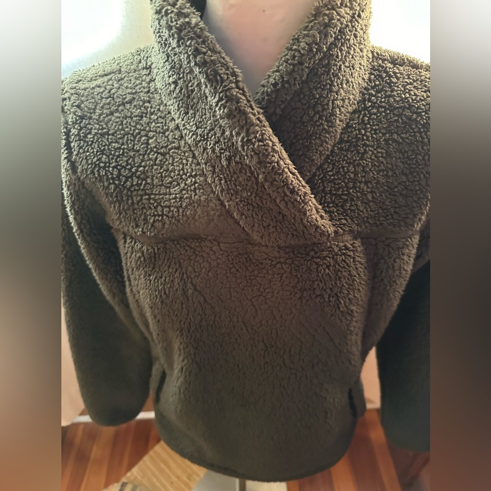 North face woman shawl  colar size M olive/  musk green fleece pull over.